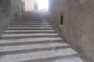 Escalier menant à la promenade des "barri"