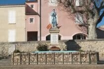 Stèle des Maquisards à gauche du Monument aux Morts