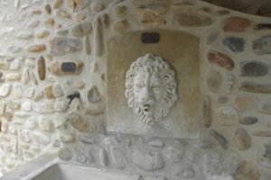 Détail de la fontaine des Bachelas