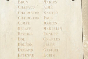 Détail de la stèle à Oraison