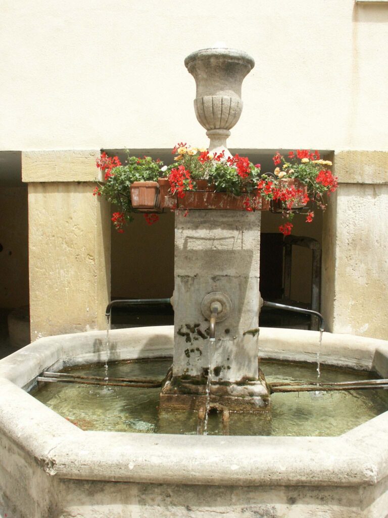 Fontaine du mitan Pénitents place Abel Roger (1)