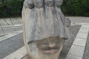 Statue "lever de rideau"