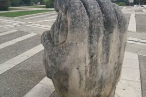 Statue "lever de rideau"
