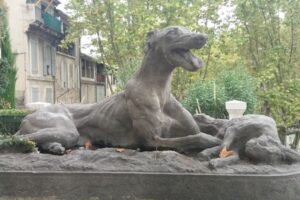 Statue "lévrier et lièvre"